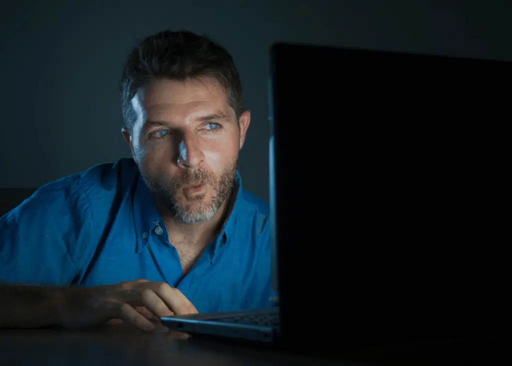 homme qui regarde des webcams de sexe sur internet. Infidélité ou pas ?